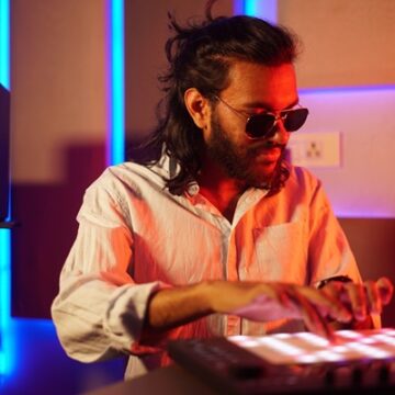 Manan-Bansal-music-producer Fusing the Sitar and Synths: How Delhi’s Maniic B is Redefining Global Electronic Music